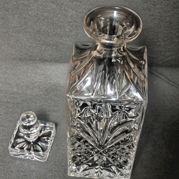 Elegant Clear Crystal Decanter - Picture 2 of 3
